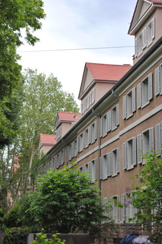 Projektbild Dachsanierung und Fenstertausch Mehrfamilienhäuser in Karlsruhe-Durlach mit Link zur Projektseite